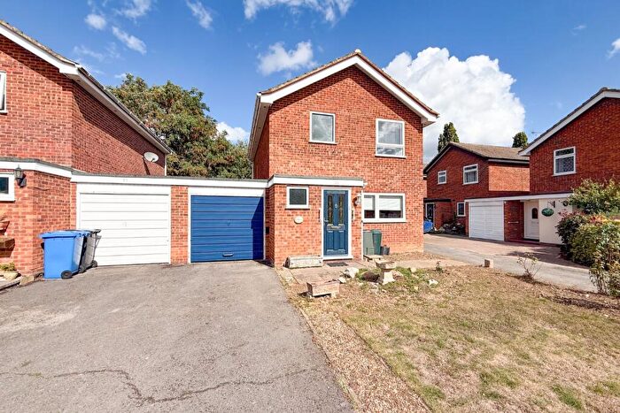 3 Bedroom Link Detached House For Sale In Treesmill Drive, Maidenhead, Berkshire, SL6
