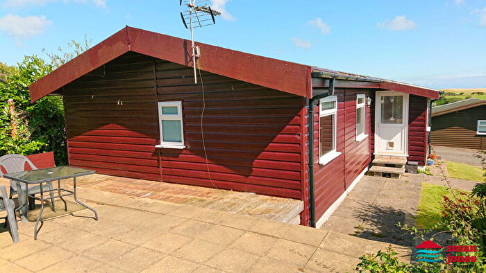 3 Bedroom Chalet For Sale In Braich Farm Estate, Mynytho, LL53