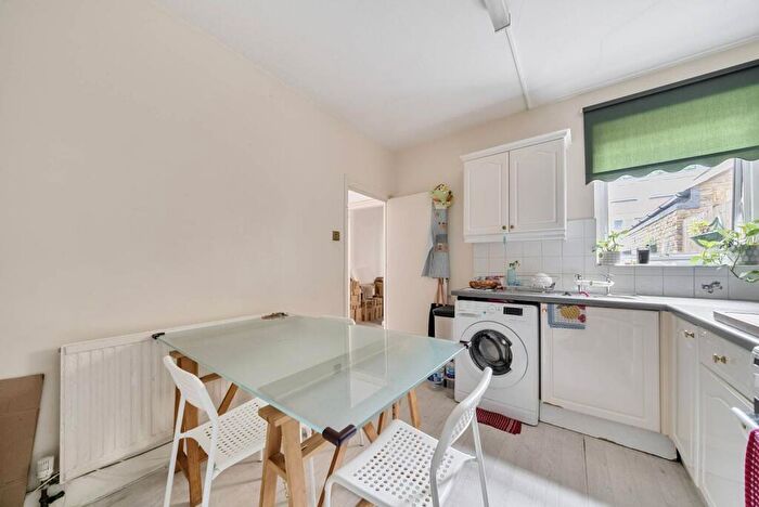 2 Bedroom Flat To Rent In Ambergate Street, Elephant And Castle, London, SE17