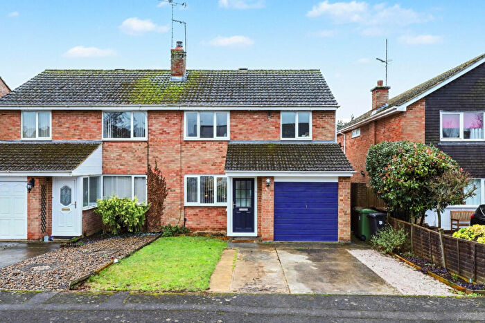 3 Bedroom Semi Detached House For Sale In Meadow Close, Farmoor, OX2