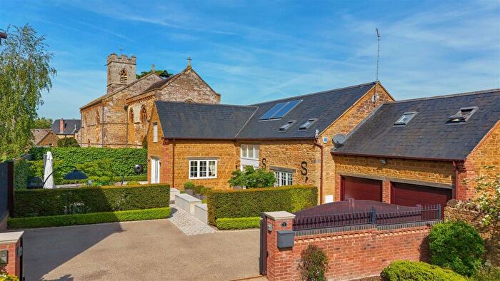 4 Bedroom Detached House For Sale In Poplars Farm Close, Hannington, Northampton, NN6