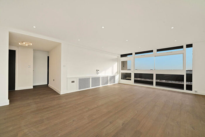 4 Bedroom Flat To Rent In Lyndhurst Court, - Finchley Road, NW8