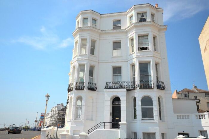 1 Bedroom Flat To Rent In Queens Gardens, Eastbourne, East Sussex, BN21