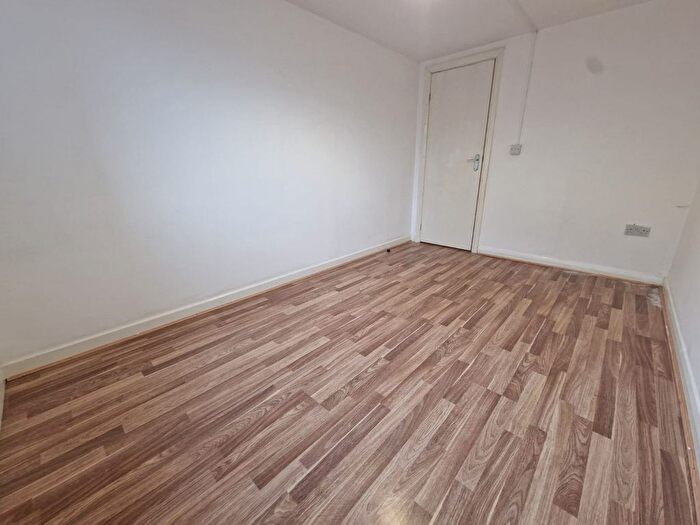 3 Bedroom Flat To Rent In Milliners Court, Milliners Way, Luton, Bedfordshire, LU3