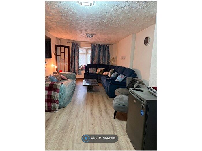 3 Bedroom Semi-Detached House To Rent In Middlepark Road, Dudley, DY1