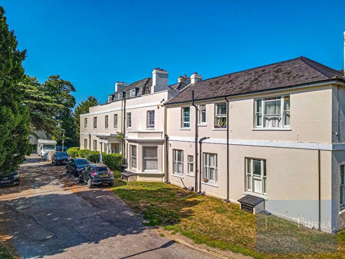 2 Bedroom Flat To Rent In Chigwell Road, Woodford Green, Essex, IG8