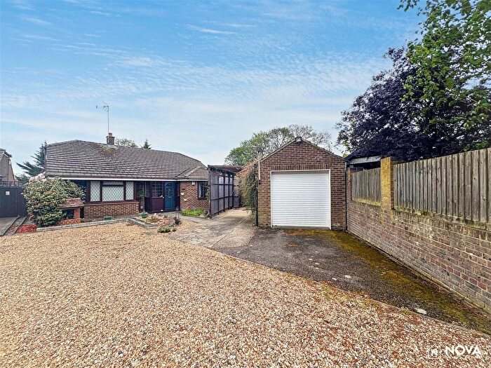 3 Bedroom Detached Bungalow For Sale In Dahlia Close, Luton, LU2
