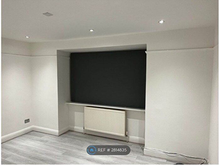 2 Bedroom Flat To Rent In Rosebank Close, London, N12