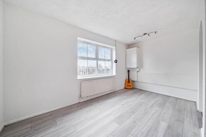 2 Bedroom Flat For Sale In Shaftesbury Gardens, North Acton, London, NW10