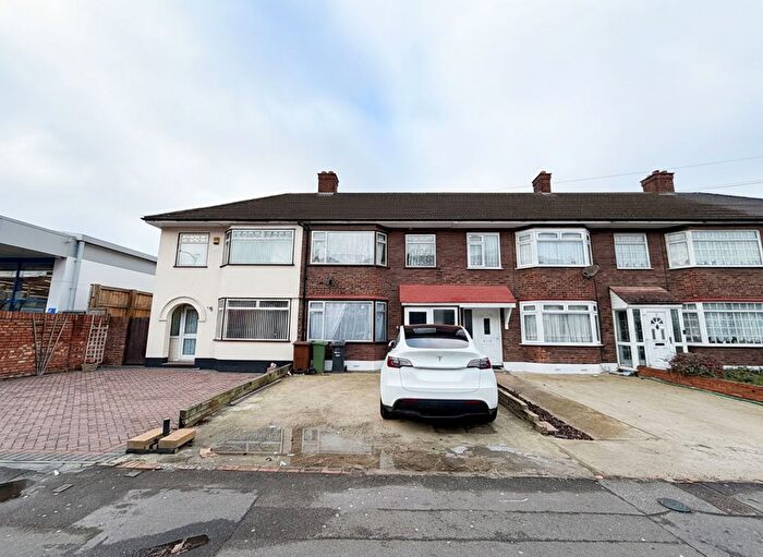 4 Bedroom Terraced House To Rent In Whalebone Lane South, Dagenham, RM8