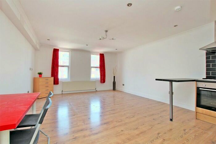 Studio To Rent In Barnett Street, Whitechapel, London, E1