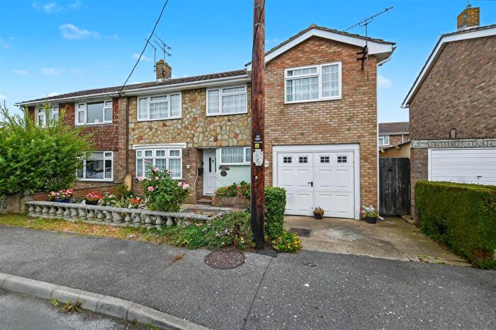 5 Bedroom Semi-Detached House For Sale In No Onward Chain Northfalls Road, Canvey Island, SS8