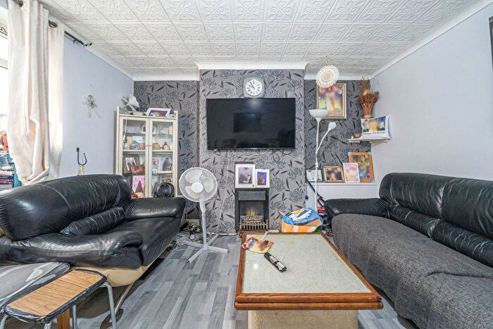 3 Bedroom Flat For Sale In Stonhouse Street, Clapham, London, SW4