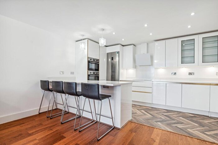 3 Bedroom Flat To Rent In St. Davids Square, Cubitt Town, E14