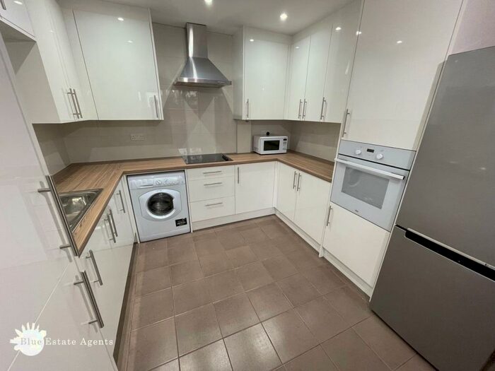 2 Bedroom Ground Flat To Rent In Salt Hill Drive, Slough, SL1