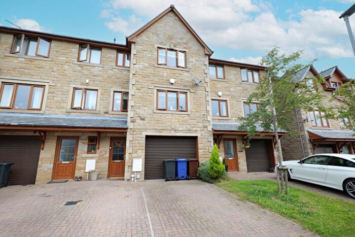 3 Bedroom Town House For Sale In Standroyd Court, Colne, BB8