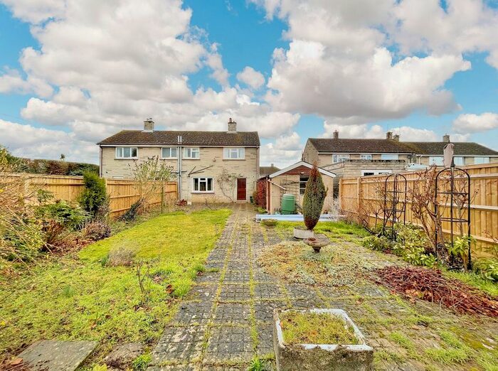 3 Bedroom Semi-Detached House For Sale In Larkhill Road, Abingdon, OX14