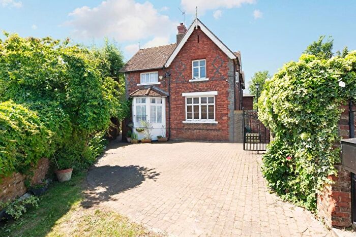 3 Bedroom Semi-Detached House To Rent In Staines-Upon-Thames, Surrey, TW18