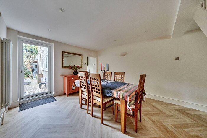 3 Bedroom Property For Sale In Lower Mortlake Road, Richmond, TW9