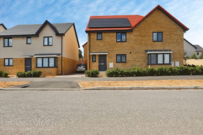 3 Bedroom Semi Detached House For Sale In Wiltshire Drive Patterdown, Chippenham, SN15