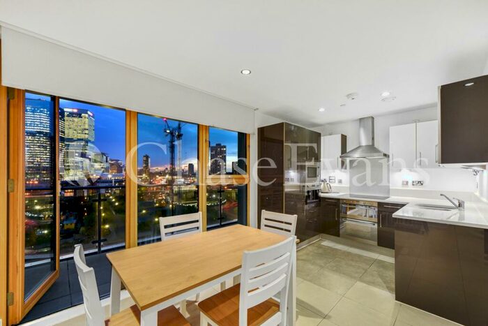 3 Bedroom Flat To Rent In Streamlight Tower, Province Square, Canary Wharf, London, E14