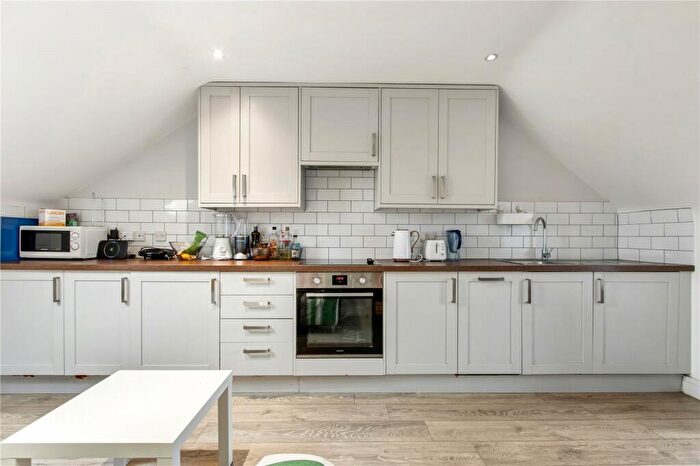 3 Bedroom Apartment To Rent In High Road, London, N15