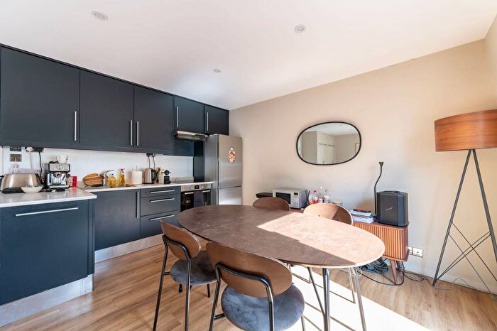 2 Bedroom Flat For Sale In Arundel Gardens, Notting Hill, London, W11