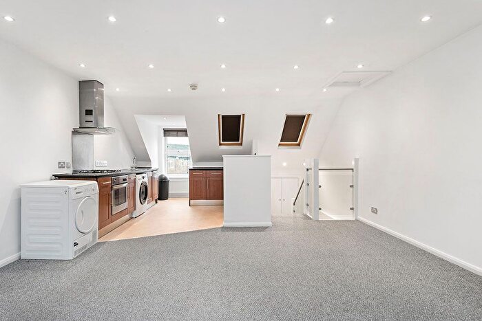 2 Bedroom Flat To Rent In Fairlop Road, Upper Leytonstone, E11