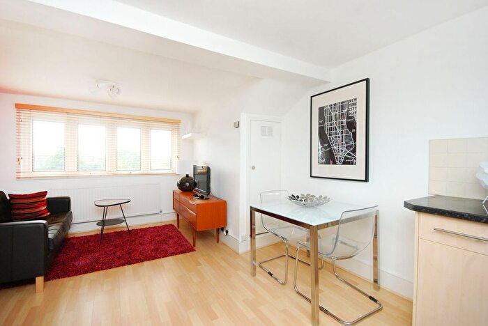 1 Bedroom Flat To Rent In Cambridge Gardens, North Kensington, London, W10