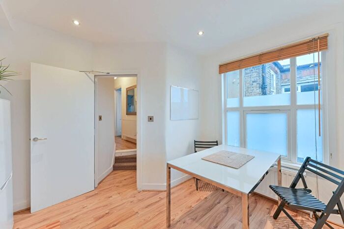 3 Bedroom Flat To Rent In Brixton Hill, Brixton, London, SW2