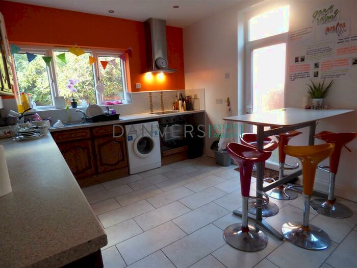 5 Bedroom End Of Terrace House To Rent In Fosse Road South, Leicester, LE3