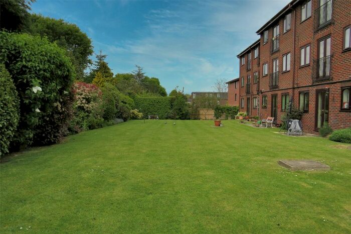 2 Bedroom Flat To Rent In Sequoia Park, Southgate, Crawley, West Sussex, RH11