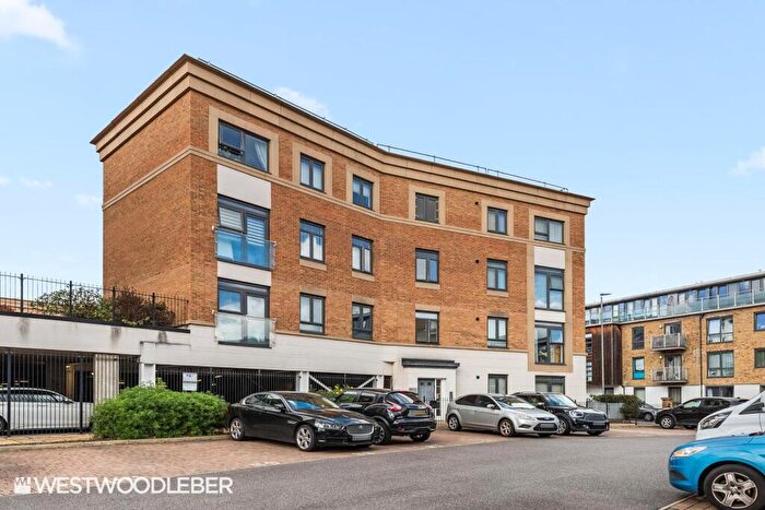 2 Bedroom Apartment For Sale In Mead Lane, Hertford, SG13