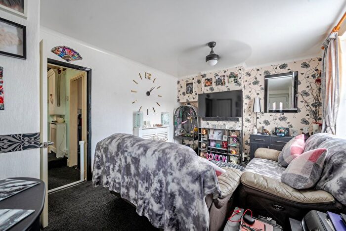 2 Bedroom End Of Terrace House For Sale In Middleton Road, Carshalton, SM5