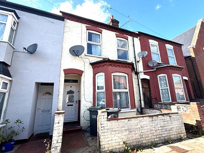 3 Bedroom Terraced House For Sale In Dale Road, Dallow, Luton, Bedfordshire, LU1
