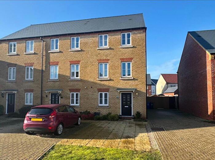 3 Bedroom Town House For Sale In Fakenham Street, Bicester, OX26
