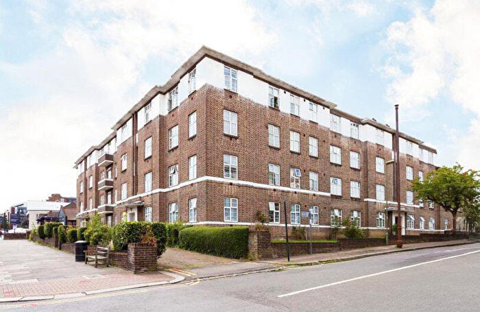 3 Bedroom Apartment For Sale In Golders Green Road, London, NW11