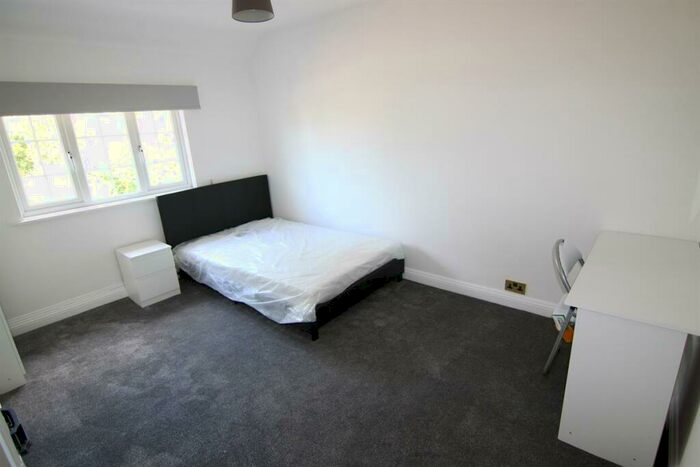 4 Bedroom Semi-Detached House To Rent In Guildford, GU2