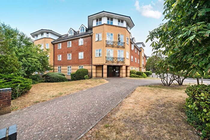 3 Bedroom Flat For Sale In Dexter Close, St. Albans, AL1