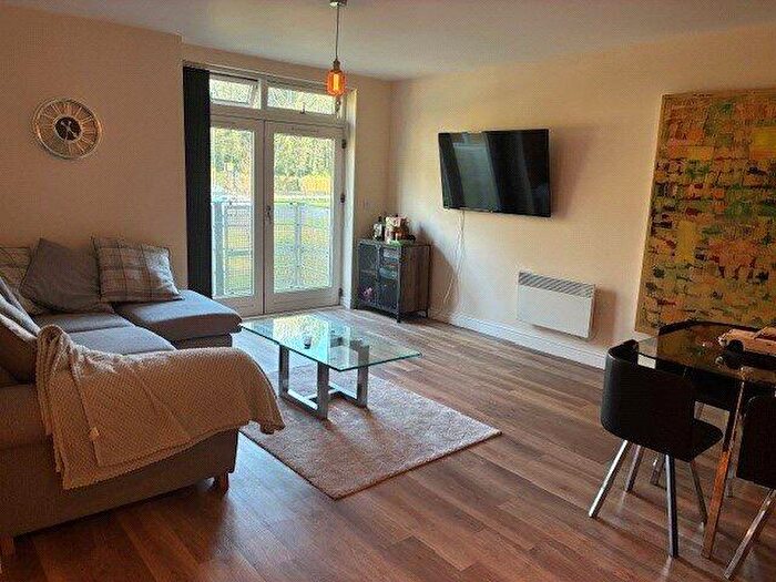 2 Bedroom Flat For Sale In Middlepark Drive, Northfield, Birmingham, West Midlands, B31