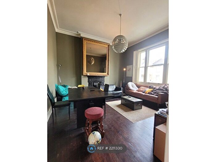 3 Bedroom Flat To Rent In Brixton, London, SE5