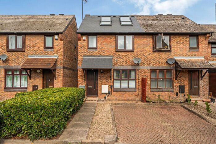4 Bedroom Semi Detached House For Sale In Galleon Close, London, SE16