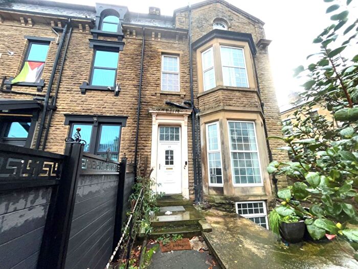 3 Bedroom End Terrace House For Sale In Oak Lane, Bradford, BD9