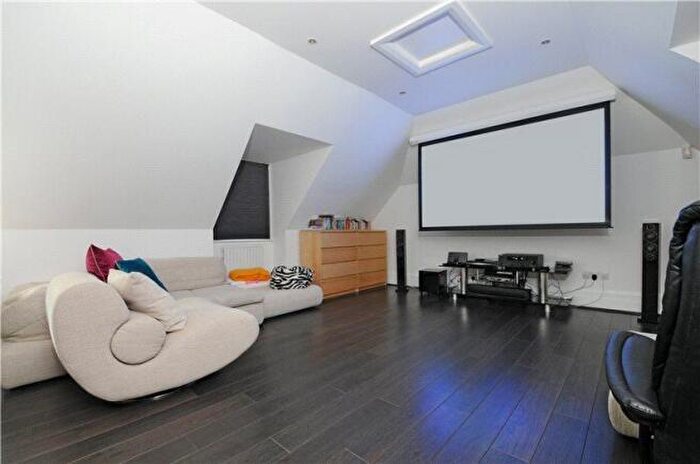 5 Bedroom Detached House To Rent In Albany Close, Esher, KT10