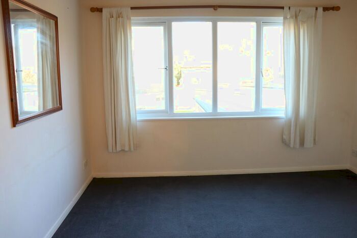 2 Bedroom Flat To Rent In Hallington Close, Goldswoth Park, Woking GU21