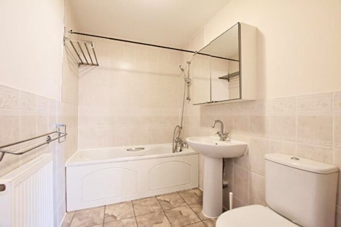 2 Bedroom Flat To Rent In Beach Lodge, Hendon Lane, Finchley, London, N3
