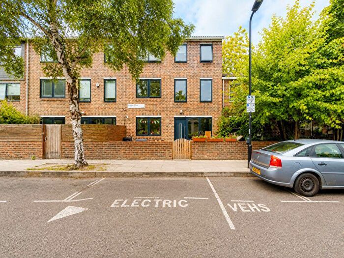 5 Bedroom Town House For Sale In Lilian Close, Stoke Newington, N16