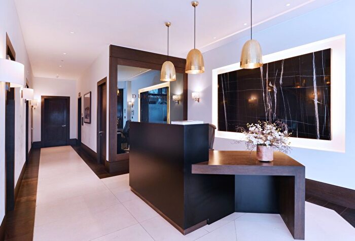 2 Bedroom Flat To Rent In Duke Street, Mayfair, London, W1K