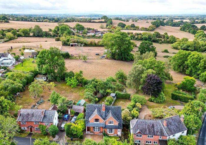 3 Bedroom Semi-Detached House For Sale In Weavers Hill, Hunt End, B97