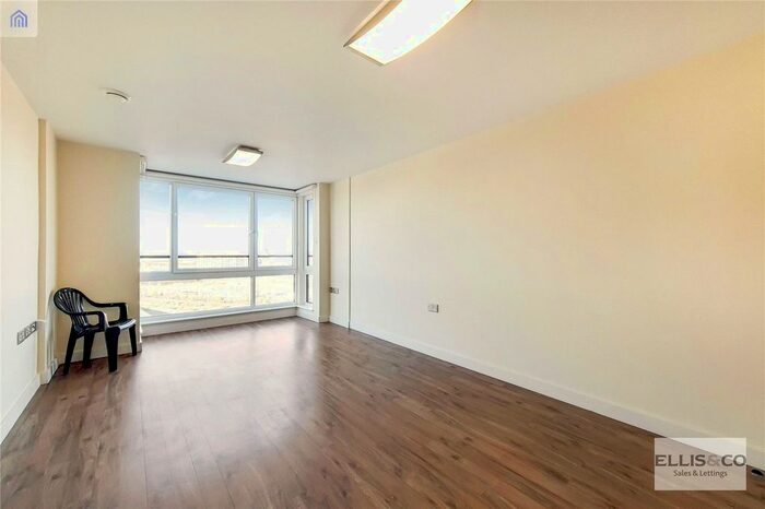2 Bedroom Flat To Rent In The Green, Southall UB2
